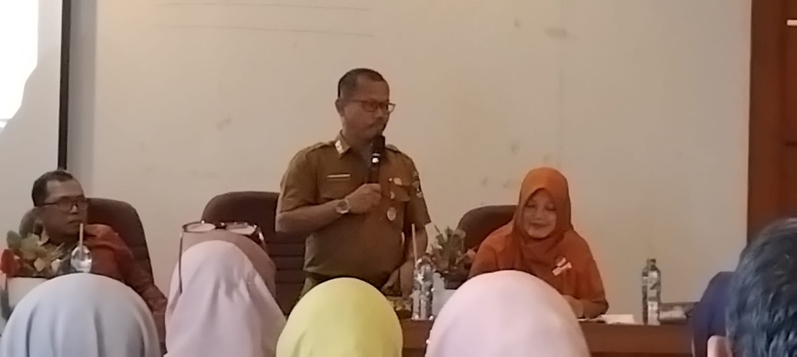 Kepsek SMK 6 Padang Deta Mahendra didampingi Ketua Komite Firman Wanipin saat rapat dengan walimurid tahun ajaran 2024 /2025